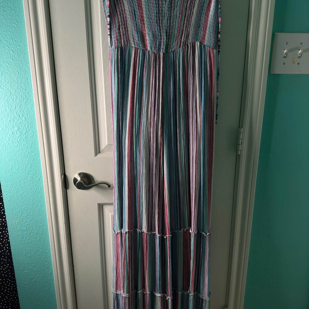 Maxi dress, lined well . Size medium. Excellent condition. Multicolored.